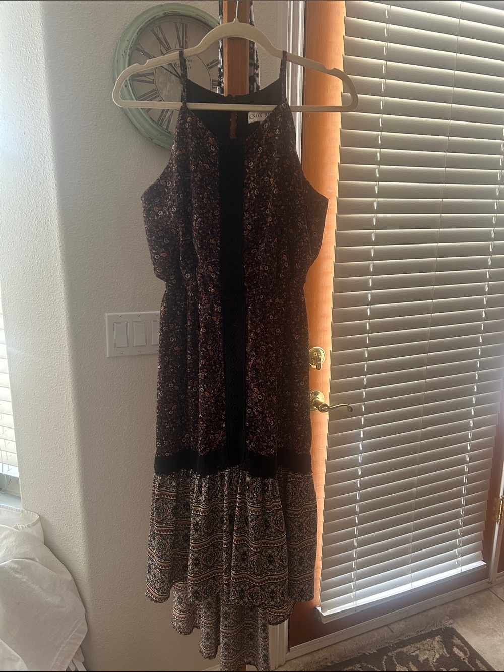 Knox Rose Sleeveless High-Low Maxi Dress in Black and Brown Paisley